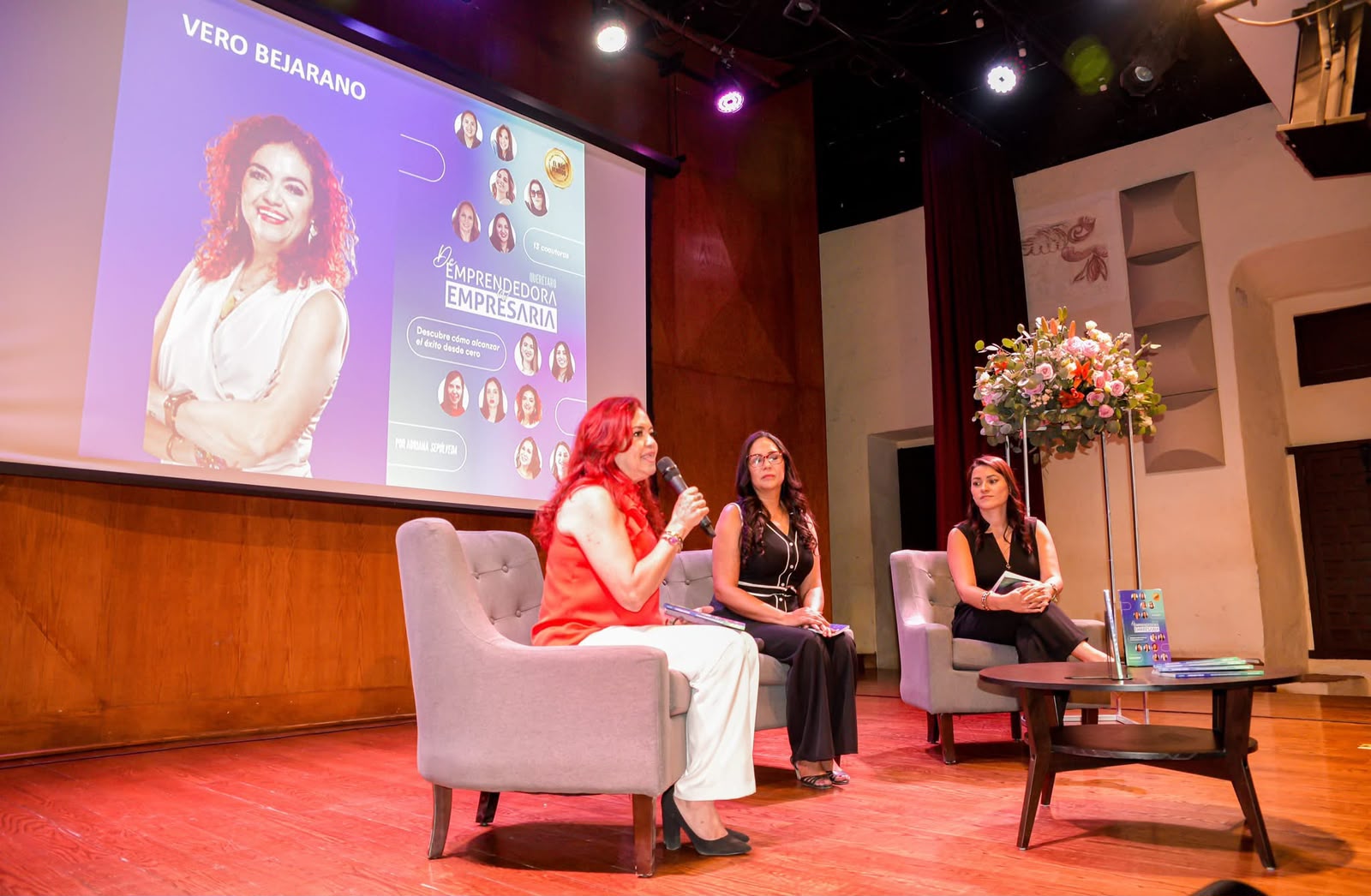 Presentación del libro De Emprendedora a Empresaria en un auditorio